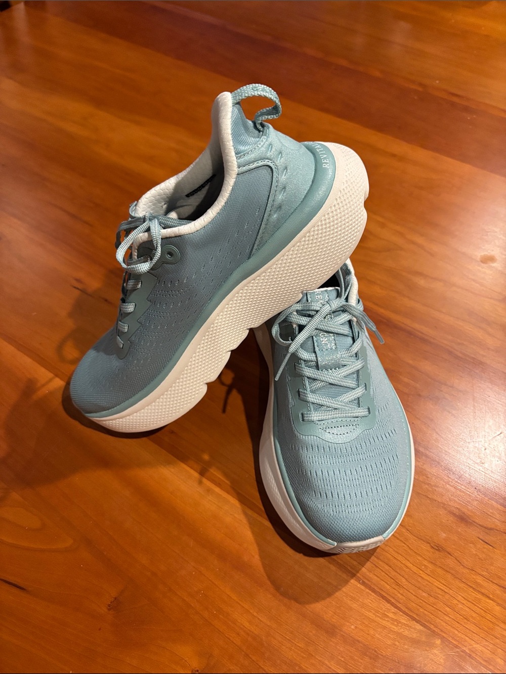 REVITALIGN Orthotic Mesh Walking Sneakers 8.5 Med Width - Picture 2 of 4